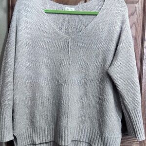 Women's V-Neck Sweater - Gray/creme
